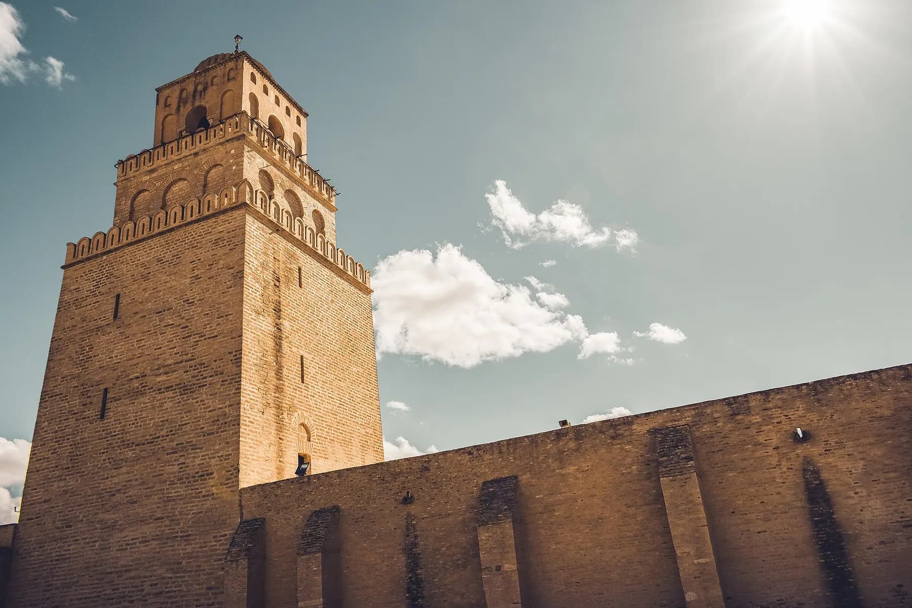 صومعة جامع عقبة بن نافع تحت أشعة الشمس