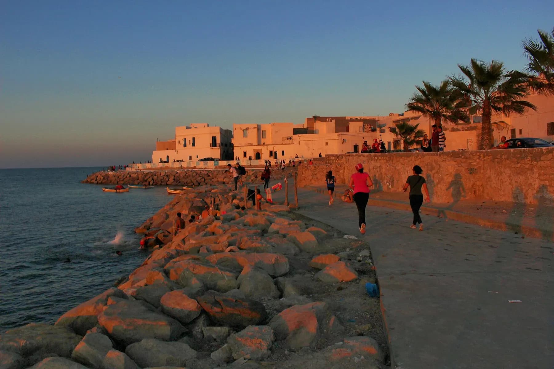 Promenade sur la côte de Mahdia à la lumière du soir